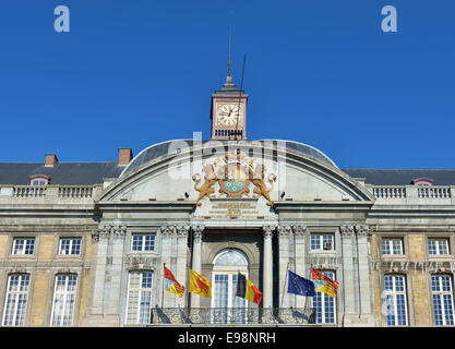 Palais de justice historique à Liège en Belgique avec les drapeaux des pays, des régions locales et de l'Union européenne Banque D'Images