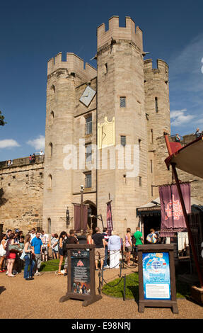 Royaume-uni, Angleterre, le château de Warwick, Warwickshire, gate house, les visiteurs à l'entrée du donjon du château attraction Banque D'Images