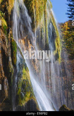 Cascade dans le parc national des lacs de Plitvice, Croatie Banque D'Images
