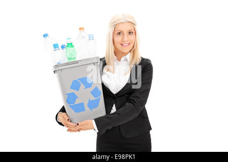 Young businesswoman holding une corbeille isolé sur fond blanc Banque D'Images