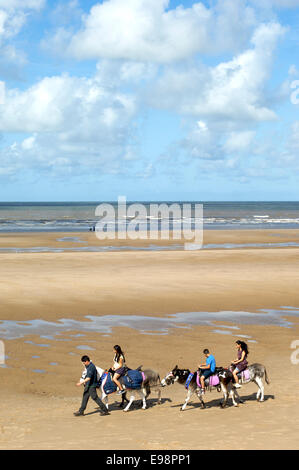 Équitation les ânes sur la plage de Blackpool Banque D'Images