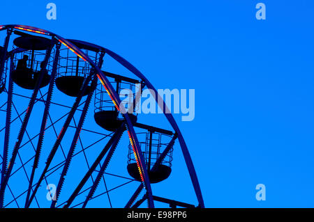 Silhouette de couple sur la grande roue de nuit à Blackpool Banque D'Images