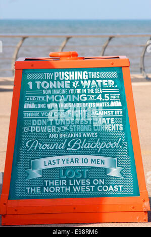 Royal National Lifeboat Institute bouée d'avertissement de la mer sur la promenade de Blackpool Banque D'Images