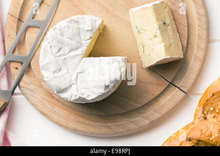 Vue de dessus de fromage bleu sur une planche à découper Banque D'Images