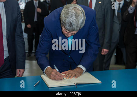 Berlin, Allemagne. 22 octobre, 2014. Le secrétaire d'Etat américain John F. Kerry visite le mémorial du mur de Berlin avec le ministre allemand des affaires étrangères Steinmeier le 22 octobre 2014 à Berlin, Allemagne. Credit : Reynaldo Chaib Paganelli/Alamy Live News Banque D'Images