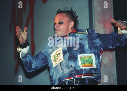 Keith Flint et Prodigy en concert sur la scène du 'V97' music festival, en Angleterre, en août 1997. Banque D'Images