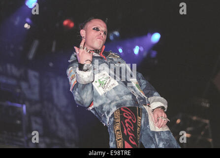 Keith Flint et Prodigy en concert sur la scène du 'V97' music festival, en Angleterre, en août 1997. Banque D'Images