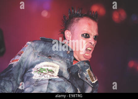 Keith Flint et Prodigy en concert sur la scène du 'V97' music festival, en Angleterre, en août 1997. Banque D'Images