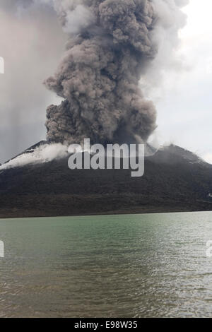 Le stratovolcan actif hautement Mt. À côté du Tavurvur, Rabaul Simpson Harbour, l'île de Nouvelle Bretagne, Rabaul, Papouasie Nouvelle Guinée Banque D'Images