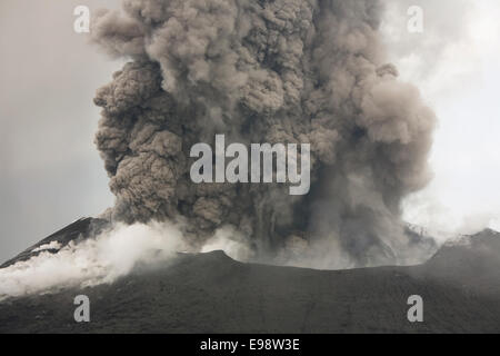 Le stratovolcan actif hautement Mt. À côté du Tavurvur, Rabaul Simpson Harbour, l'île de Nouvelle Bretagne, Rabaul, Papouasie Nouvelle Guinée Banque D'Images