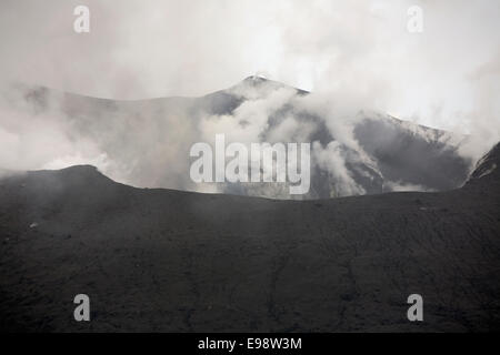 Le stratovolcan actif hautement Mt. À côté du Tavurvur, Rabaul Simpson Harbour, l'île de Nouvelle Bretagne, Rabaul, Papouasie Nouvelle Guinée Banque D'Images