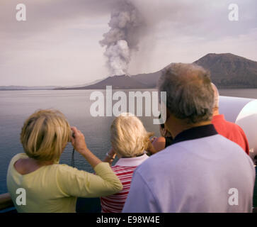 Les passagers de la société australienne navire expédition Orion view active Mt. Tavurvur, Papouasie Nouvelle Guinée Banque D'Images