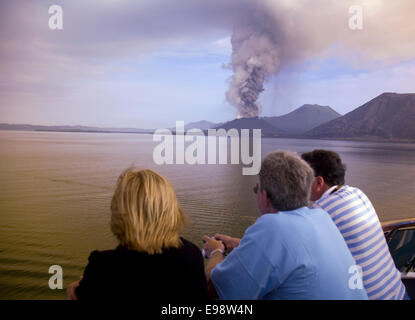 Les passagers de la société australienne navire expédition Orion view active Mt. Tavurvur, Papouasie Nouvelle Guinée Banque D'Images