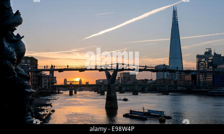 Lever de soleil sur la Tamise, montrant le tesson, Millennium Bridge et le Tower Bridge. Banque D'Images
