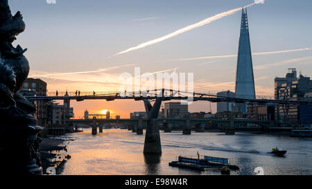 Lever de soleil sur la Tamise, montrant le tesson, Millennium Bridge et le Tower Bridge. Banque D'Images