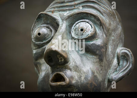 Trois hommes d'affaires qui ont apporté leur propre dîner Close Up Sculpture de Hoddle Melbourne Australie Banque D'Images