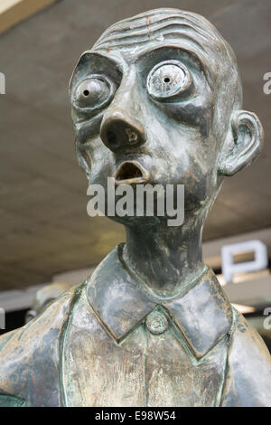 Trois hommes d'affaires qui ont apporté leur propre dîner Close Up Sculpture de Hoddle Melbourne Australie Banque D'Images