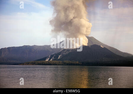 Le stratovolcan actif hautement Mt. À côté du Tavurvur, Rabaul Simpson Harbour, l'île de Nouvelle Bretagne, Rabaul, Papouasie Nouvelle Guinée Banque D'Images