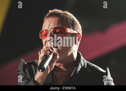 Bono et U2 en concert au stade de Parkhead, à Glasgow, en Écosse, en 1997. Banque D'Images