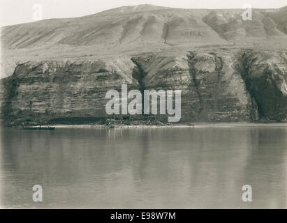 Une photographie du Groenland à la fin du XIXe siècle et au début du XXe siècle, montrant la rivière Qaarsuarsuk et une mine de charbon dans le paysage montagneux. Banque D'Images