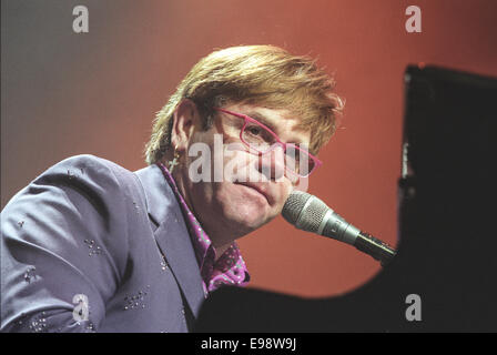 Elton John, chanteur auteur-compositeur, en concert à Glasgow, en Écosse, en 1998. Banque D'Images