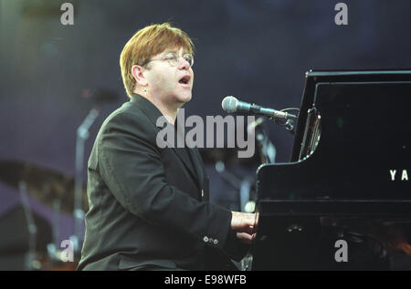 Chanteur auteur-compositeur anglais Elton John en concert à Glasgow, en Écosse, en 1998. Banque D'Images