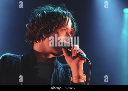 Jarvis Cocker de Pulp sur scène en concert à T In The Park music festival, en Ecosse, en 1998. Banque D'Images