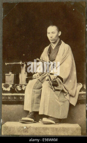 Photographie d'un yakunin, fonctionnaire japonais, du début du XXe siècle. L'image reflète la tenue formelle et le statut de l'individu dans la société japonaise traditionnelle. Banque D'Images