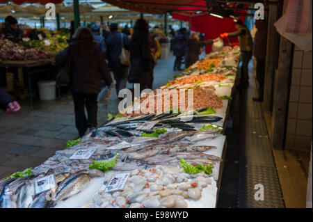 Marché aux poissons du Rialto, Venise, Italie. Banque D'Images