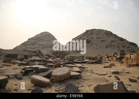 La pyramide de Nyuserre Ini construit dans la nécropole de l'Egypte, sont très prisées. C'était un pharaon égyptien, le sixième chef de la cinquième dynastie durant l'ancien royaume période. Il est souvent donné un règne de 24 ou 25 ans et est daté à partir de ca. 2445 avant J.-C. à 2421 av. Son prenomen, Nyuserre, signifie 'possédait la puissance de re'. Nyuserre a été le plus jeune fils du pharaon par Khentkaus Neferirkare Kakaïs Queen II, et le frère de l'éphémère roi Neferefre. Banque D'Images