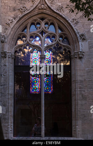 À partir d'une illumination vitrail brille à travers une autre fenêtre à l'édifice de la soie, Valence, Espagne. Banque D'Images