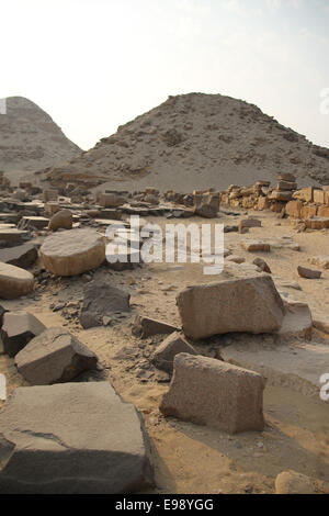 La pyramide de Nyuserre Ini construit dans la nécropole de l'Egypte, sont très prisées. C'était un pharaon égyptien, le sixième chef de la cinquième dynastie durant l'ancien royaume période. Il est souvent donné un règne de 24 ou 25 ans et est daté à partir de ca. 2445 avant J.-C. à 2421 av. Son prenomen, Nyuserre, signifie 'possédait la puissance de re'. Nyuserre a été le plus jeune fils du pharaon par Khentkaus Neferirkare Kakaïs Queen II, et le frère de l'éphémère roi Neferefre. Banque D'Images