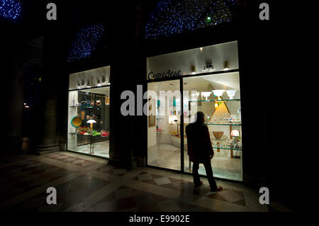 Window Shopping de nuit à Venise, Italie. Banque D'Images