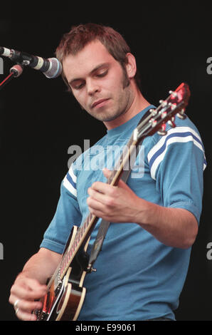 Gaz Coombes de Supergrass en concert sur scène dans 'T dans le Parc' music festival, en Écosse, en août 2000. Banque D'Images