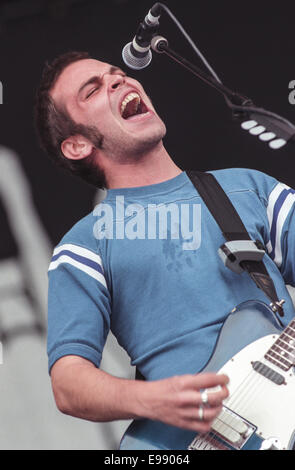 Gaz Coombes de Supergrass en concert sur scène dans 'T dans le Parc' music festival, en Écosse, en août 2000. Banque D'Images