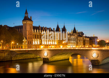 Plus de crépuscule la Conciergerie et le Pont au Change le long de la Seine, Paris France Banque D'Images