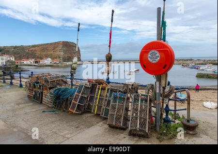 Des casiers à homard et crabe et filets sur le petit village de pêcheurs de Staithes sur la côte du Yorkshire du nord. Banque D'Images