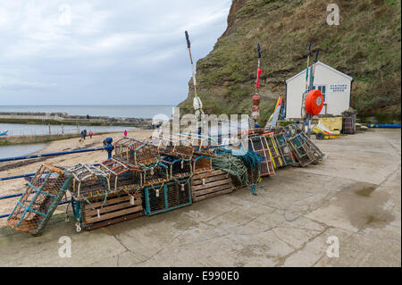 Des casiers à homard et crabe et filets sur le petit village de pêcheurs de Staithes sur la côte du Yorkshire du nord. Banque D'Images