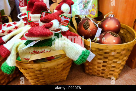 Pulls bébé et des boules de Noël dans des paniers Banque D'Images