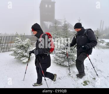 Oberwiesenthal, Allemagne. 22 octobre, 2014. Deux vacanciers se tenir sur les 1215 mètres de haut près de Fichtelberg Oberwiesenthal, Allemagne, 22 octobre 2014. Dpa : Crédit photo alliance/Alamy Live News Banque D'Images