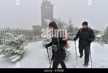 Oberwiesenthal, Allemagne. 22 octobre, 2014. Deux vacanciers se tenir sur les 1215 mètres de haut près de Fichtelberg Oberwiesenthal, Allemagne, 22 octobre 2014. Dpa : Crédit photo alliance/Alamy Live News Banque D'Images