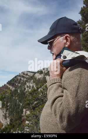 Senior Citizen sur crest trail randonnée le long de la montagnes Sandia - Albuquerque, Nouveau Mexique - USA Banque D'Images