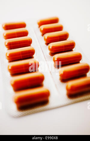 Le fénofibrate Lipantil cholestérol abaissant le médicament d'ordonnance comprimés / gélules blister. Minime (Focus) Banque D'Images