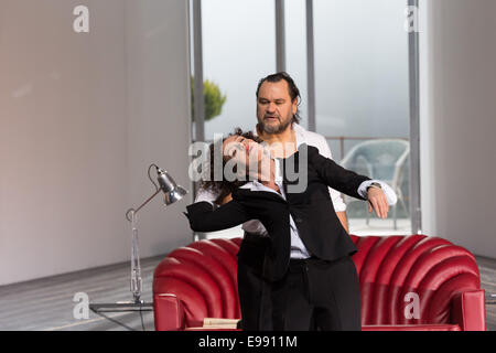 Maxim Gorki's play 'Vassa Zheleznova' a été au programme de la Schauspielhaus de Hambourg le 17 octobre 2014. Le rôle titre joué par Maria Schrader. Son mari Markus John. A été Directeur Dieter Giesing. Banque D'Images