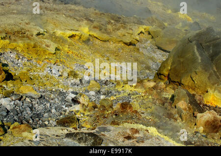 Hellishly mess chaud sur le bord du cratère du Gran cratères : dans les fissures des pierres chaudes d'ébullition, le sol de soufre jaune couverts, l'air empoisonné par les gaz chauds, piquante de la fumerolles : une aventure passionnante dans nature inhumaine ! - Juin 2014 Banque D'Images