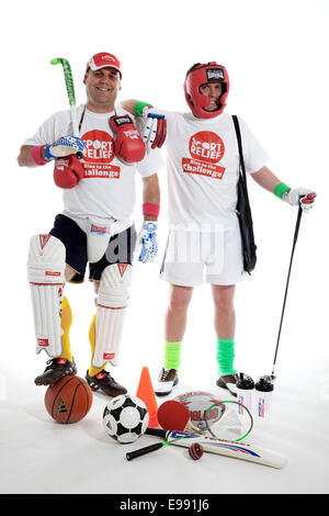 Man dressed up for sport relief dans beaucoup de différents appareils de sport Banque D'Images