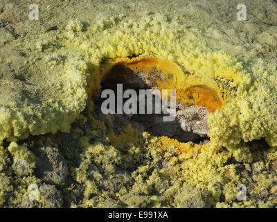 Hellishly mess chaud sur le bord du cratère du Gran cratères : dans les fissures des pierres chaudes d'ébullition, le sol de soufre jaune couverts, l'air empoisonné par les gaz chauds, piquante de la fumerolles : une aventure passionnante dans nature inhumaine ! - Juin 2014 Banque D'Images