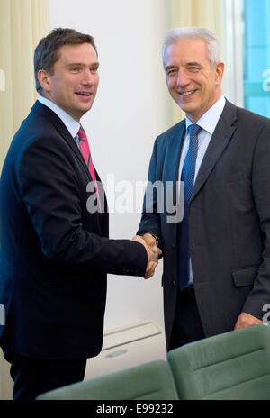 Dresde, Allemagne. 22 octobre, 2014. SPD Saxe Président et président de la faction du Parlement de Saxe Martin Atelier Büttiker (L) et le Premier Ministre de Saxe, Stanislaw Tillich se serrer la main au cours de nouvelles discussions de coalition à la chancellerie d'état de Dresde, Allemagne, 22 octobre 2014. Dpa : Crédit photo alliance/Alamy Live News Banque D'Images