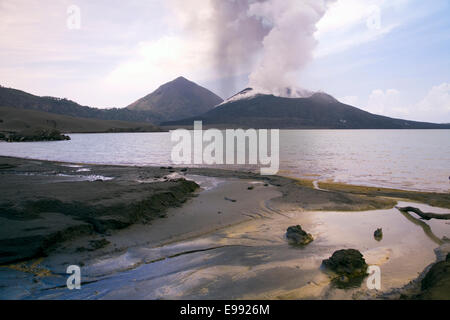 Le flux thermique hot springs en Simpson Harbour en face de Mt. Volcan Tavurvur, Rabaul, en Nouvelle Bretagne Island, Papouasie-Nouvelle-Guinée Banque D'Images