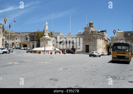 Pjazza San Nikola, la place principale de Siggiewi, Malte Banque D'Images